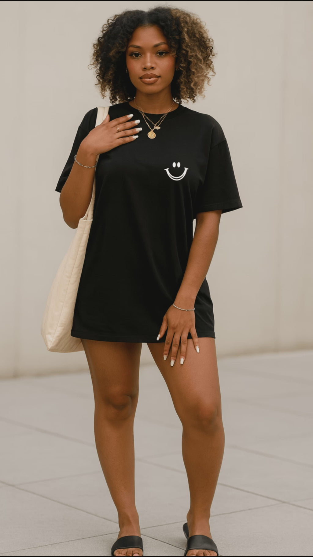 Camiseta Oversized Feminina | Estampa Sorrisinho Minimalista